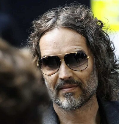 El actor Russell Brand llega al tribunal en el comienzo de su juicio por violación