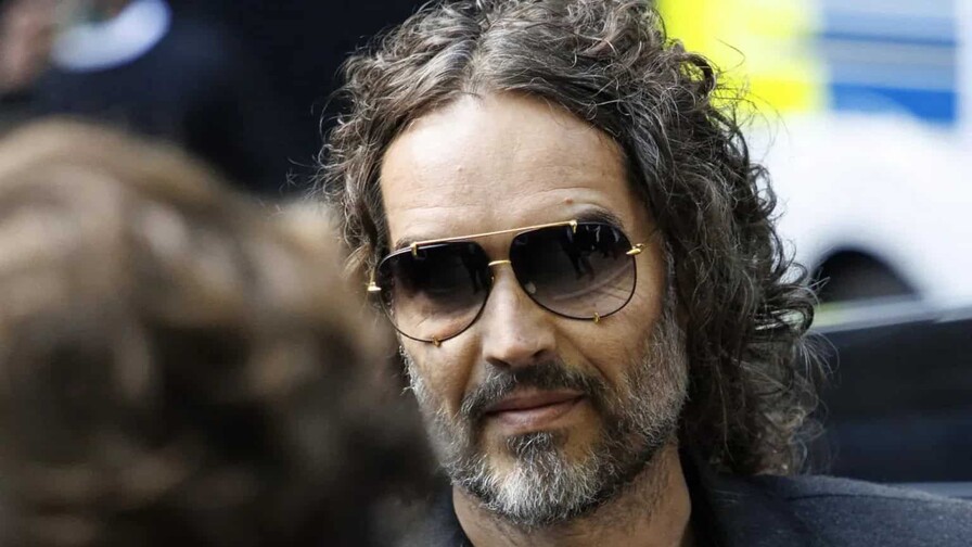 El actor Russell Brand llega al tribunal en el comienzo de su juicio por violación