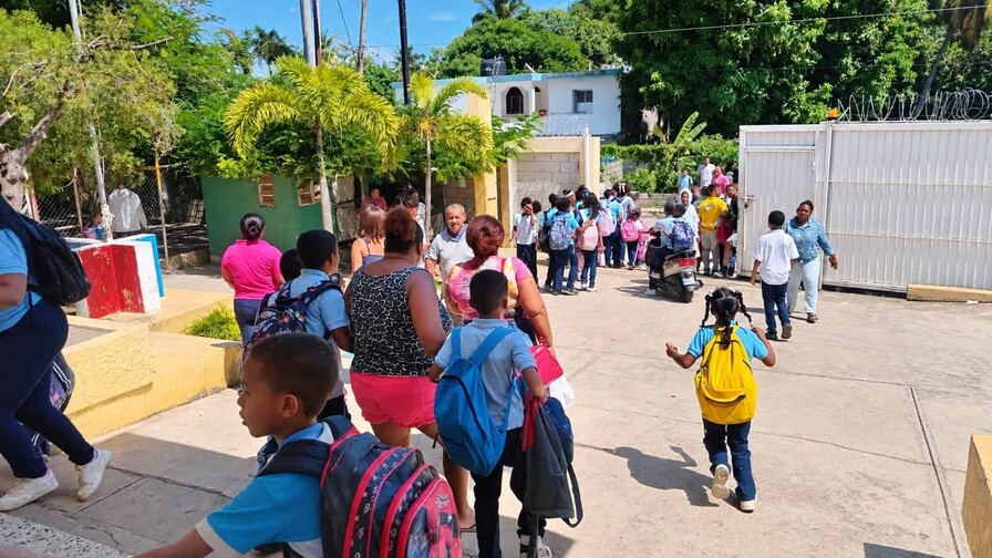 Hombre armado irrumpe en escuela y amenaza con matar al director en Barahona Hombre armado irrumpe en escuela y amenaza con matar al director en Barahona