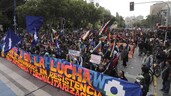 Pueblos originarios marchan durante el Día del Encuentro de Dos Mundos en Santiago