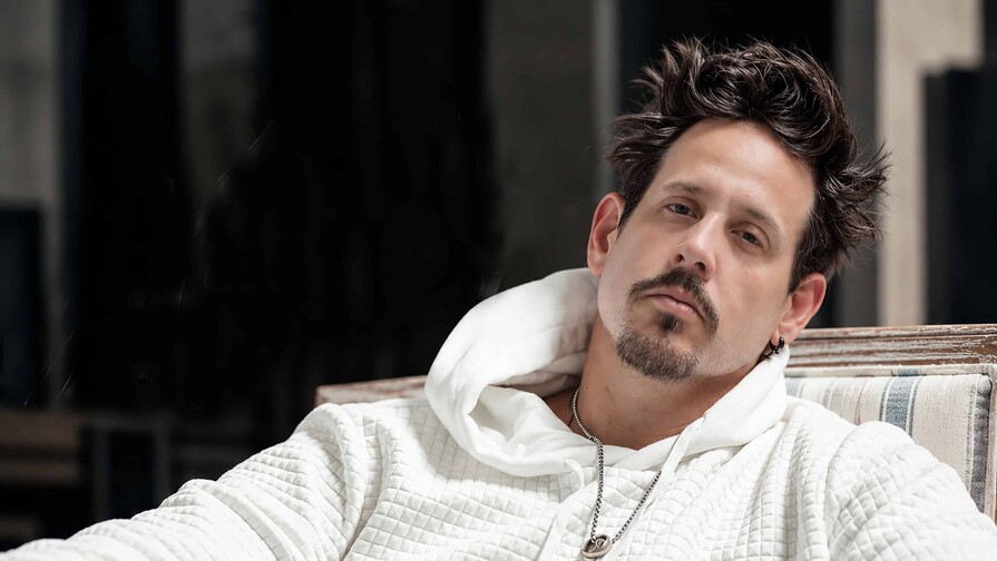 Mario Ceara regresa a la música con “Y es que tú”, una canción dedicada a su esposa