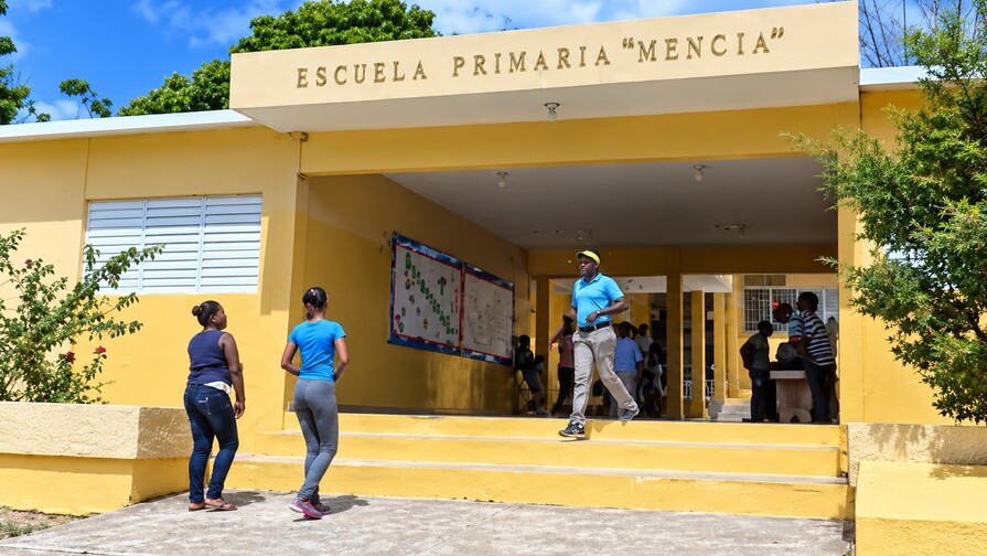 Arrestan hombre que amenazó de muerte a director de escuela en Barahona