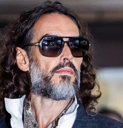 La fiscalía tacha a Russell Brand de depredador sexual despiadado al arrancar el juicio