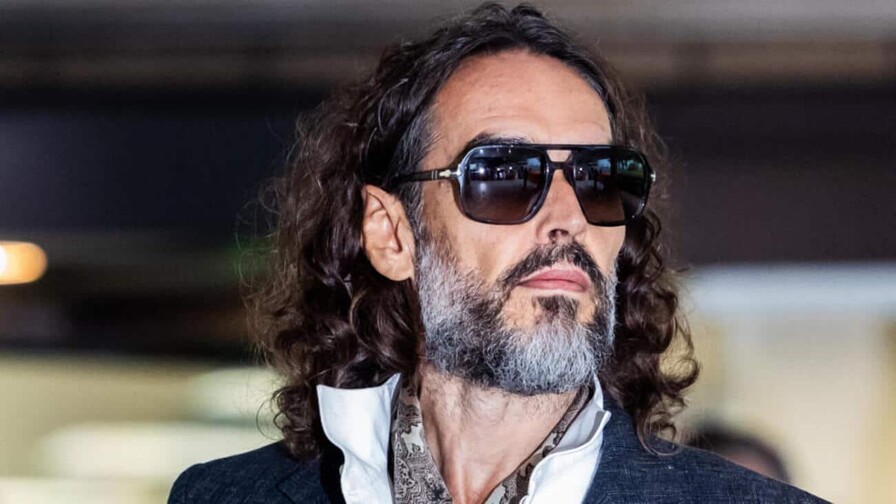 La fiscalía tacha a Russell Brand de depredador sexual despiadado al arrancar el juicio