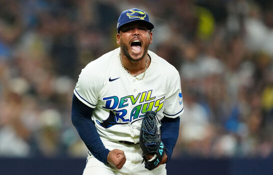 Freddy Peralta domina los bates de Cleveland y se empata la serie