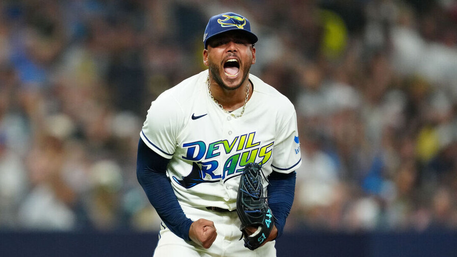Freddy Peralta domina los bates de Cleveland y se empata la serie Freddy Peralta domina los bates de Cleveland y se empata la serie