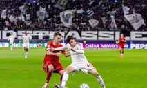 El Liverpool se pasea en Austria con exhibición de Barcola y gol de Araújo