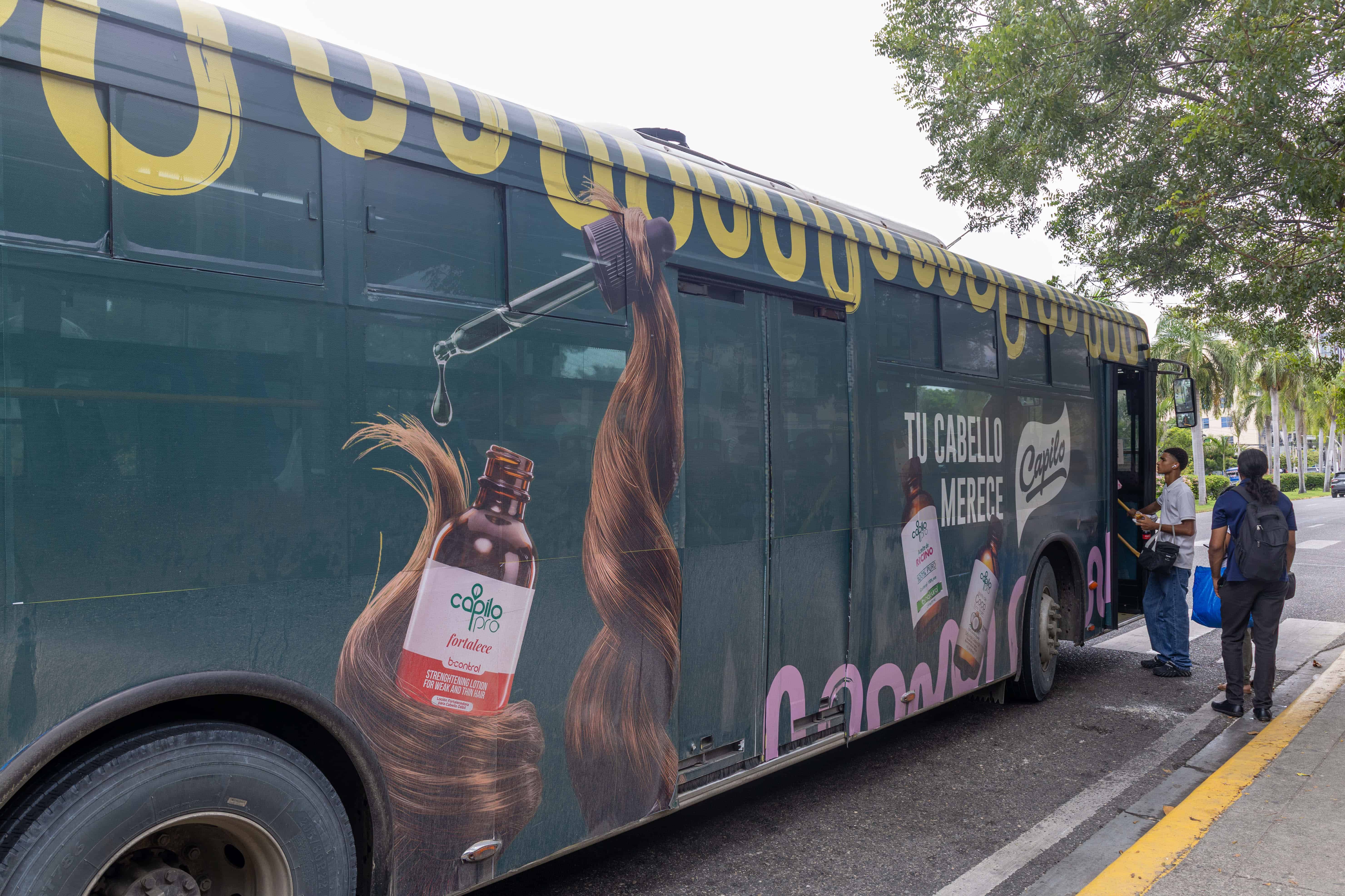 Autobús del corredor Churchill forrado de publicidad.