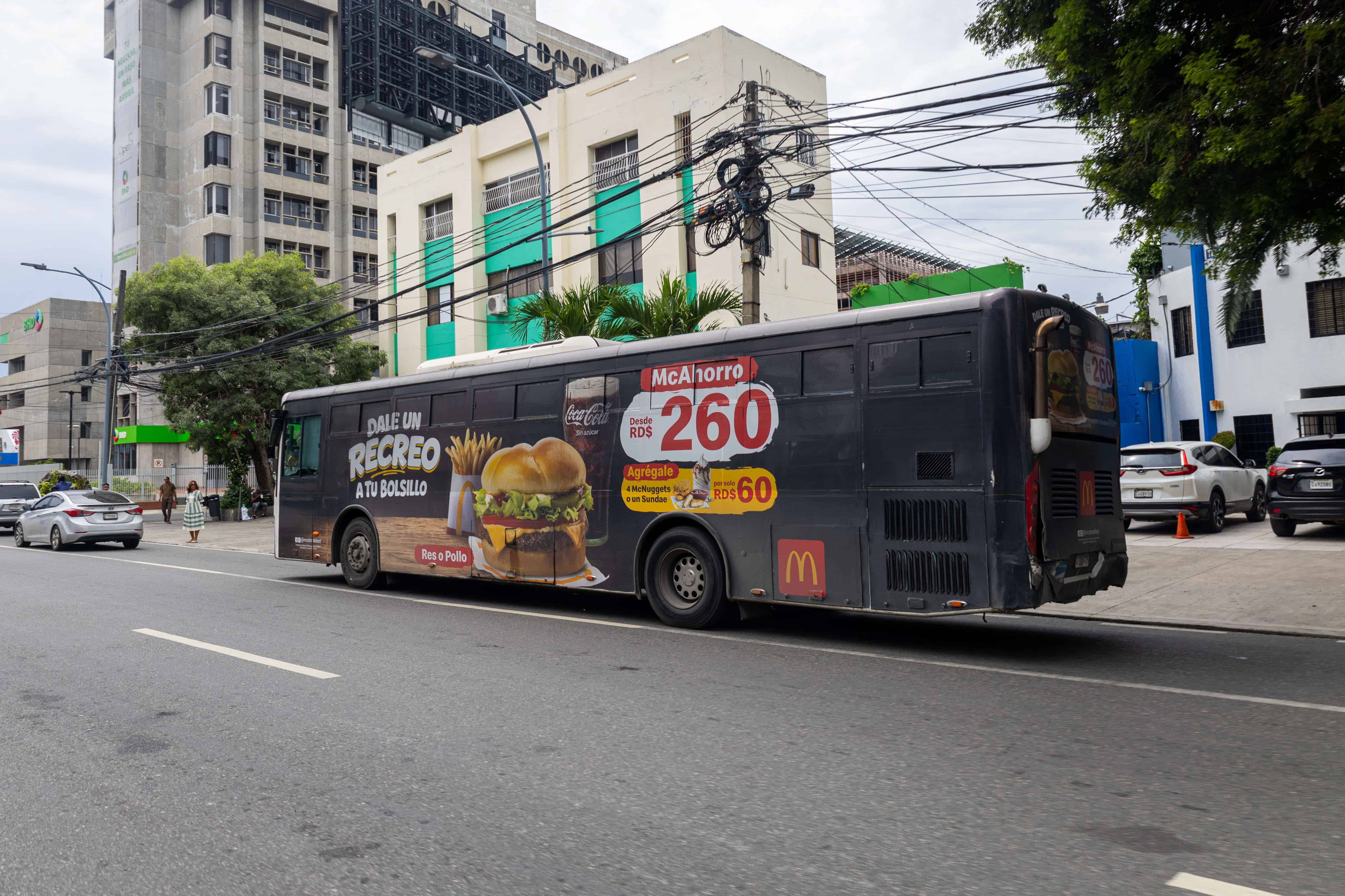 Casi todos los autobuses de los corredores tienen el tipo de publicidad microperforada.