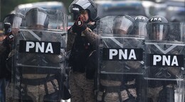 Policías y universitarios se enfrentan en Argentina durante protesta