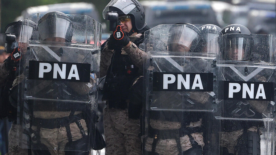 Policías y universitarios se enfrentan en Argentina durante protesta Policías y universitarios se enfrentan en Argentina durante protesta