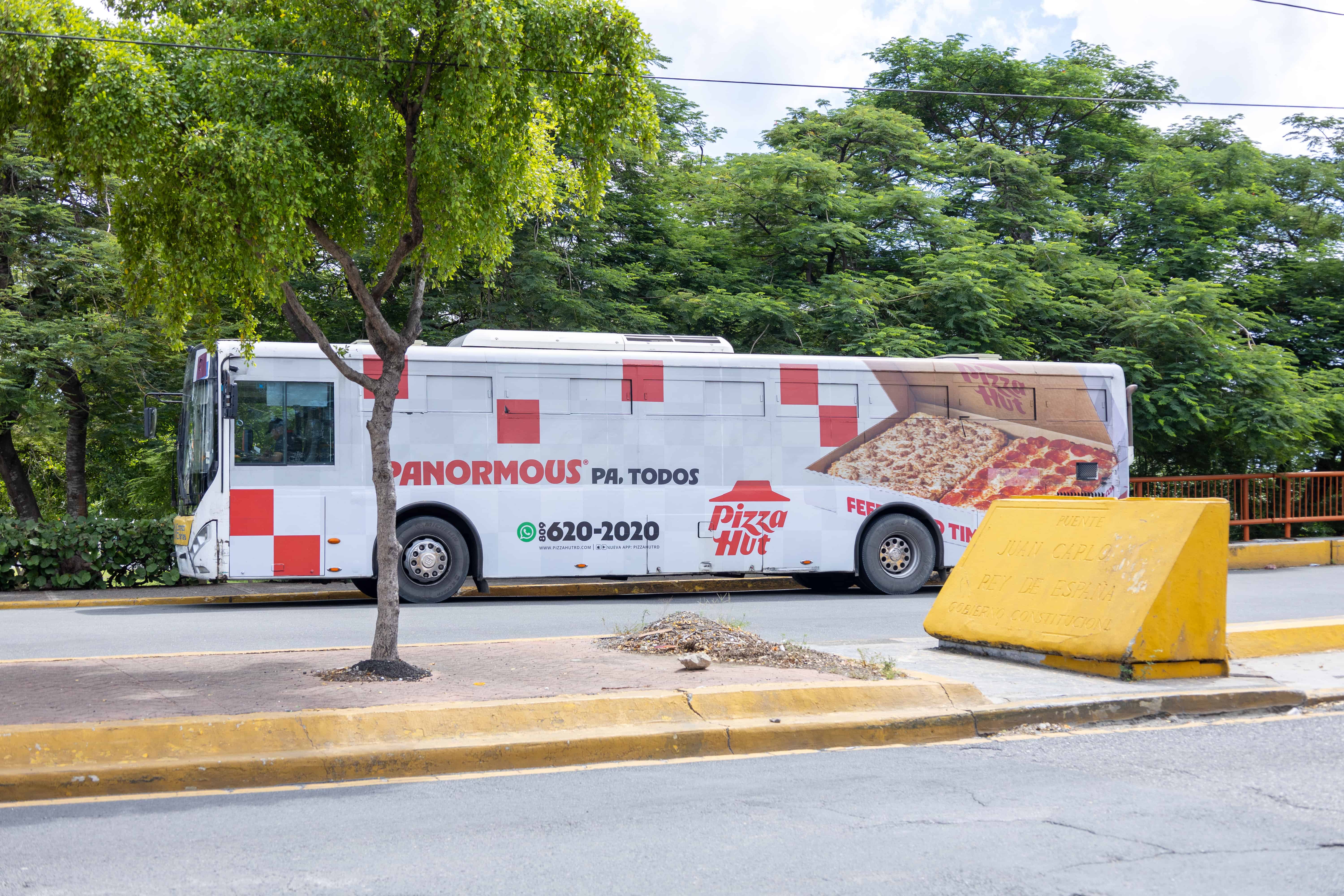 Autobús totalmente forrado de publicidad.