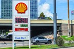 La gasolina acumula 158 días sobre los cuatro dólares en EE. UU.; el petróleo cierra al alza