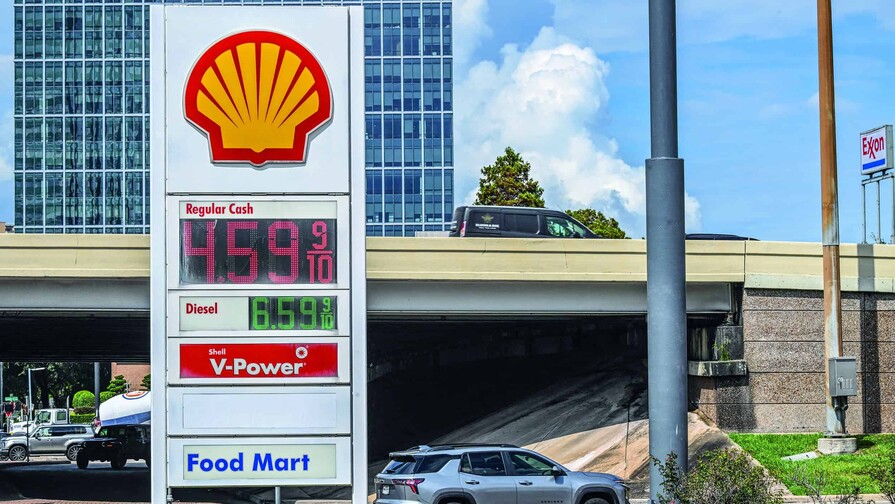 La gasolina acumula 158 días sobre los cuatro dólares en EE. UU.; el petróleo cierra al alza