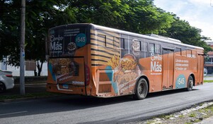 Corredores de autobuses incorporan anuncios que modifican la imagen de sus unidades