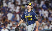 Robert Gasser se convierte en figura de octubre y acerca a Milwaukee a la Serie Mundial