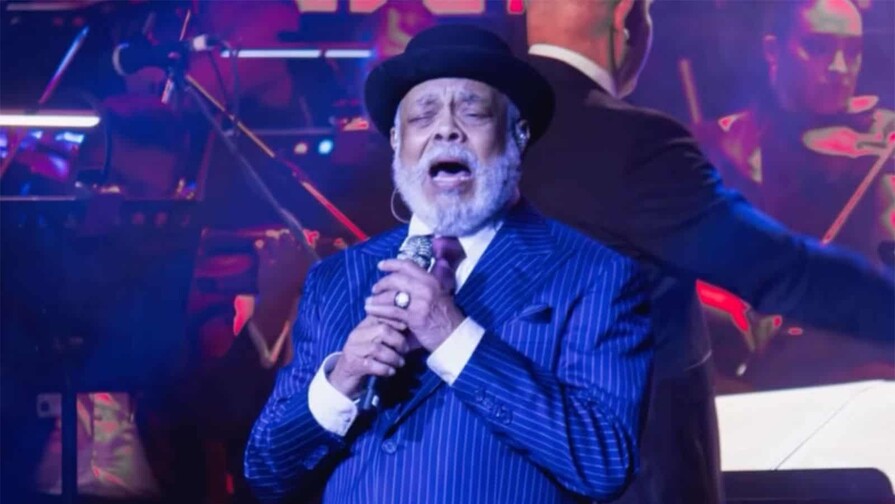 Francisco Céspedes casi se desmaya en concierto; su equipo aclara qué ocurrió Francisco Céspedes casi se desmaya en concierto; su equipo aclara qué ocurrió