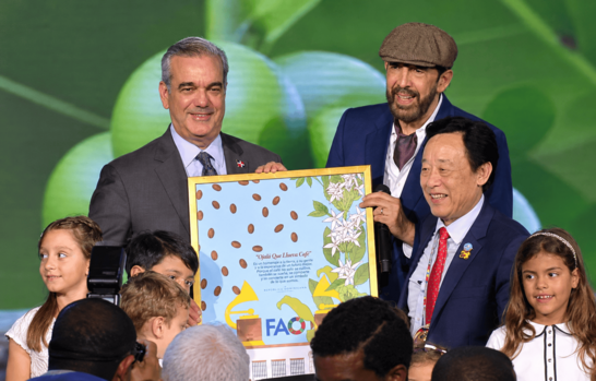 Juan Luis Guerra recibe reconocimiento de la FAO por Ojalá que llueva café