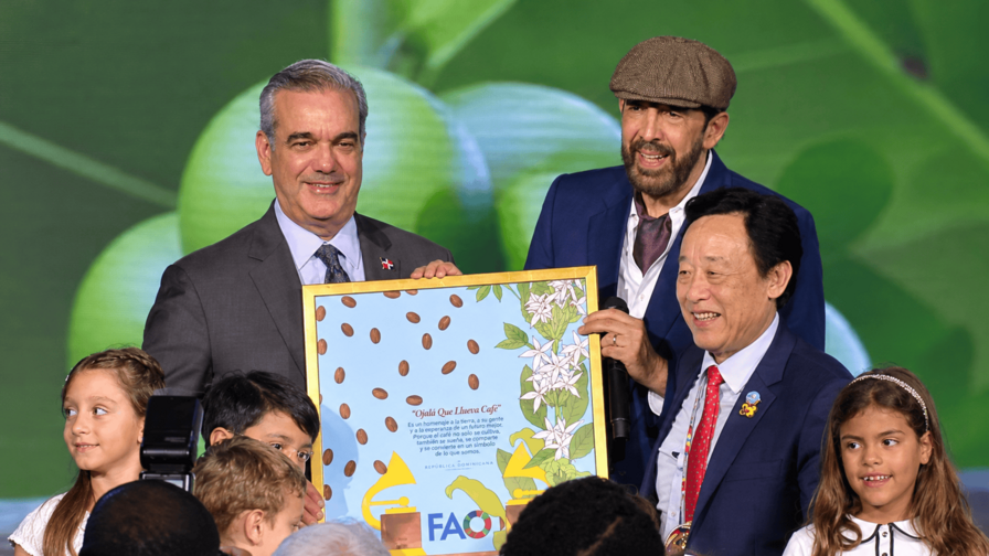 Juan Luis Guerra recibe reconocimiento de la FAO por Ojalá que llueva café Juan Luis Guerra recibe reconocimiento de la FAO por Ojalá que llueva café
