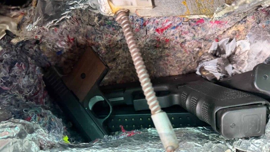 Arrestan hombre con armas y municiones ocultas en compartimento secreto de una camioneta