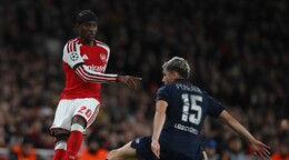El Arsenal sufre en Nottingham pero amarra un triunfo vital para no perderle la pista al City