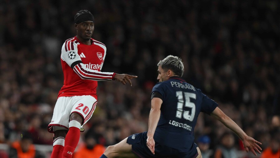 El Arsenal sufre en Nottingham pero amarra un triunfo vital para no perderle la pista al City
