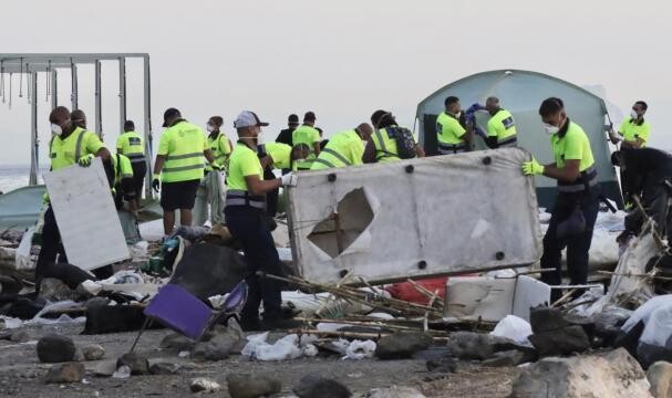 La Policía desaloja 500 personas del último gran asentamiento de inmigrantes de Ceuta