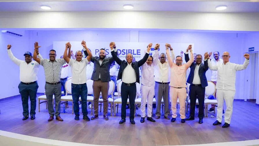 Milton Morrison juramenta 350 nuevos miembros de País Posible en Santiago