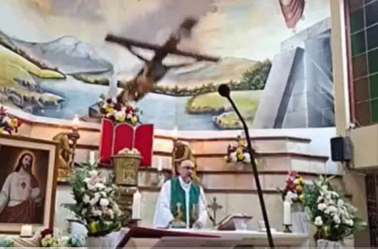 Un sacerdote muere tras caerle encima una cruz durante una misa en Ecuador