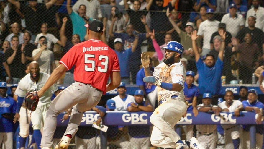 Emilio Bonifacio rompe récord histórico de anotadas, el Licey deja en el terreno al Escogido Emilio Bonifacio rompe récord histórico de anotadas, el Licey deja en el terreno al Escogido