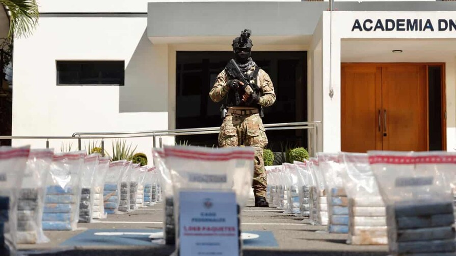 Interceptan lancha con más de una tonelada de presunta cocaína en Pedernales