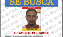 Policía busca a hombre vinculado a robo de joyería en Santiago