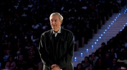 Julian Barnes lanza una advertencia: Los jóvenes escritores deberían preocuparse por la IA