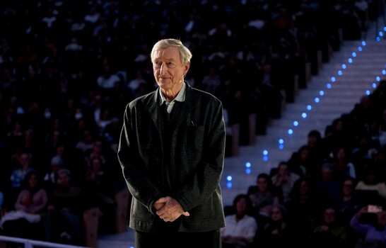 Julian Barnes lanza una advertencia: Los jóvenes escritores deberían preocuparse por la IA