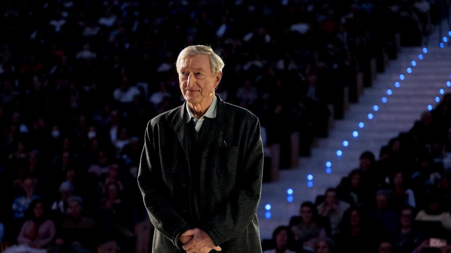 Julian Barnes lanza una advertencia: Los jóvenes escritores deberían preocuparse por la IA Julian Barnes lanza una advertencia: Los jóvenes escritores deberían preocuparse por la IA