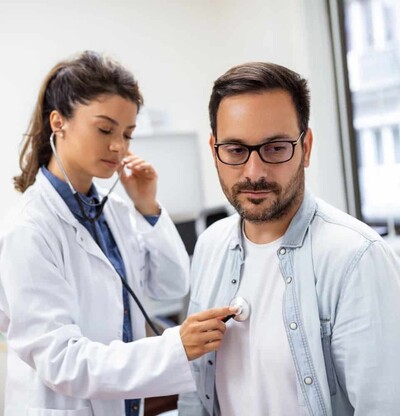 Los hombres también pueden desarrollar cáncer de mama: estas son las señales de alerta