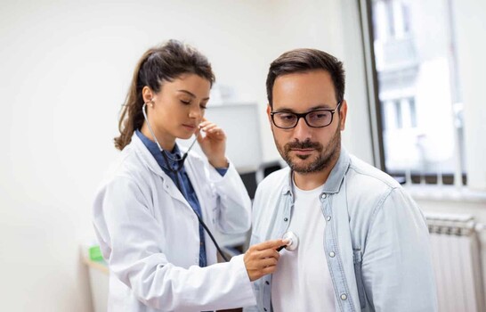 Los hombres también pueden desarrollar cáncer de mama: estas son las señales de alerta
