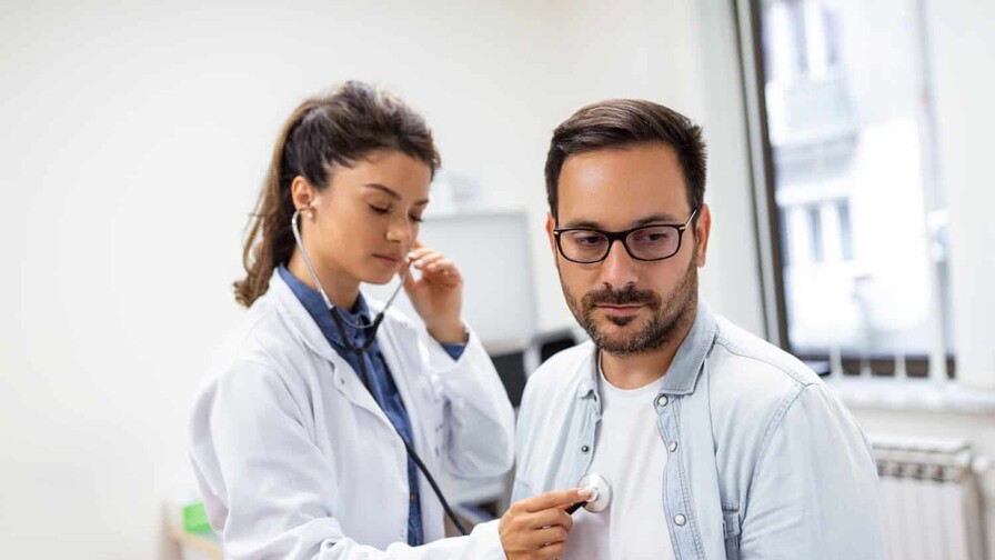 Los hombres también pueden desarrollar cáncer de mama: estas son las señales de alerta