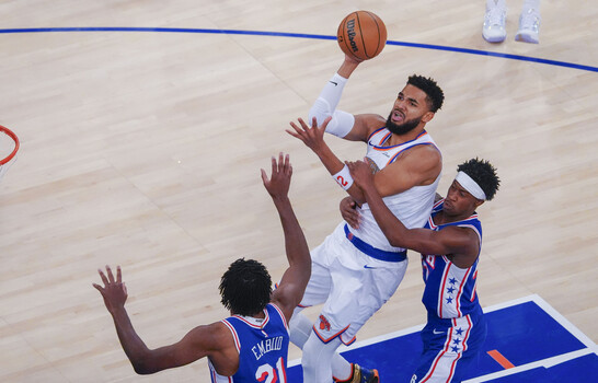 Sixers le amargan el festejo de campeones a los Knicks; Towns tuvo un doble doble