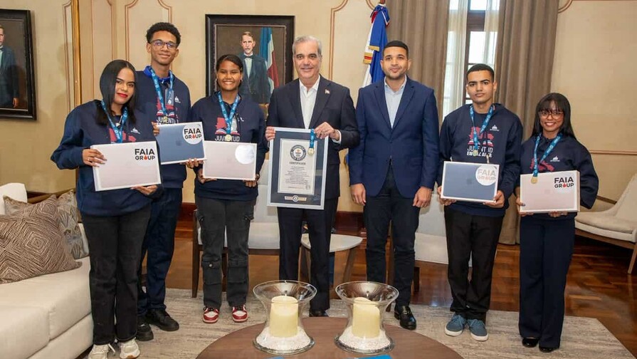 Abinader recibe  y otorga becas a los cinco jóvenes que rompieron récord Guinness de lectura
