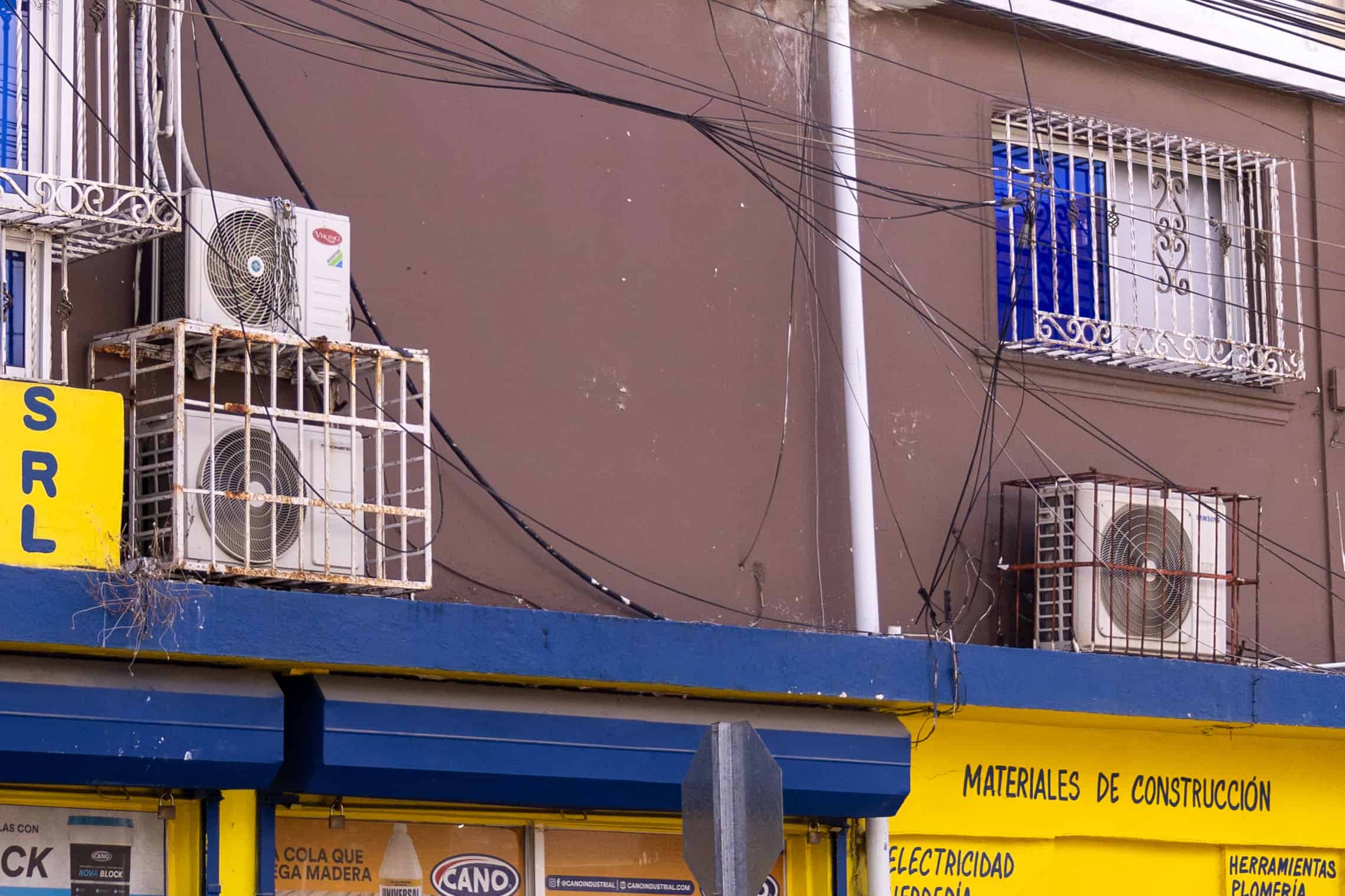 Compresores de acondicionadores de aire en un local comercial.