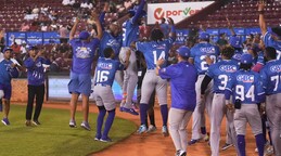 El Licey blanquea sin hit a los Toros en una victoria 3-0 que los deja en el primer lugar