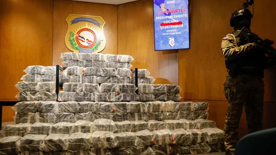 Ocupan 555 paquetes de presunta cocaína en Baní; investigan posible vínculo con alijo de Pedernales