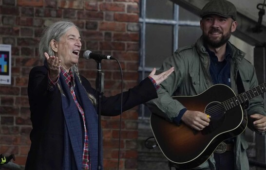 Patti Smith se emociona con homenaje multitudinario en España