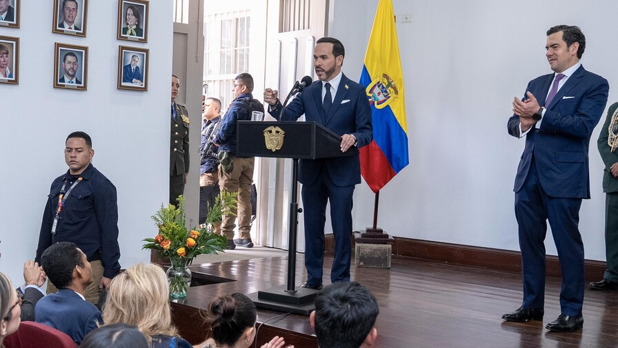 Presidente de Colombia ordena bombardeo contra el ELN y advierte que no habrá tregua