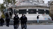 Los toques de queda en algunos barrios de París se extenderán hasta el lunes, dicen las autoridades