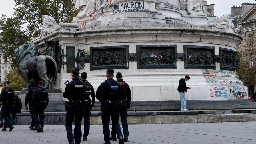 Los toques de queda en algunos barrios de París se extenderán hasta el lunes, dicen las autoridades