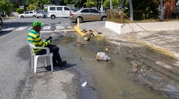 Materia fecal y aguas residuales corren por calles del sector Mata Hambre