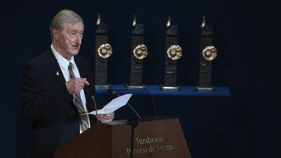 Julian Barnes recibe el premio Asturias y habla sobre la evolución del arte Julian Barnes recibe el premio Asturias y habla sobre la evolución del arte