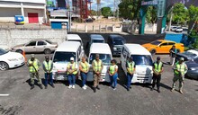 Intrant retiene vehículos en Ciudad Juan Bosch; cinco eran conducidos por haitianos sin licencia